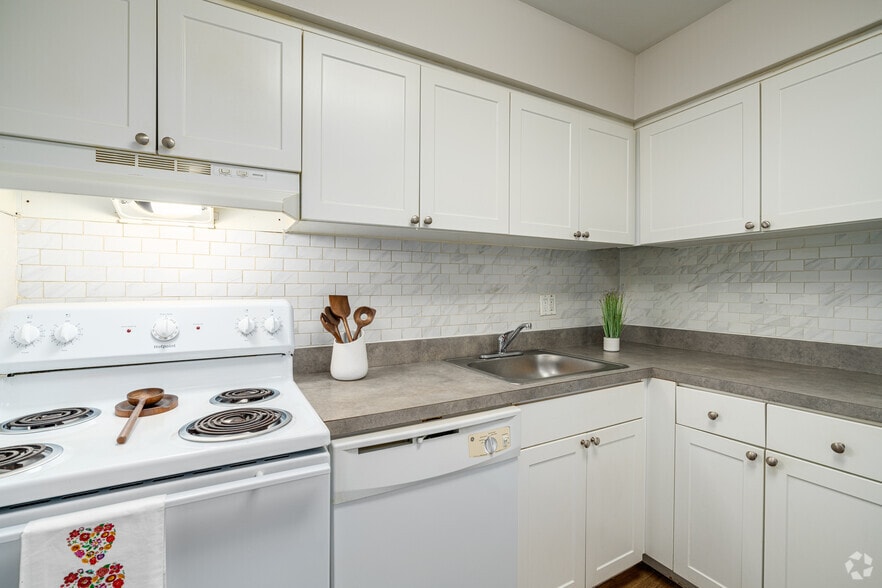 1BR, 1BA - 750SF - Kitchen - Bishop Hill Apartments