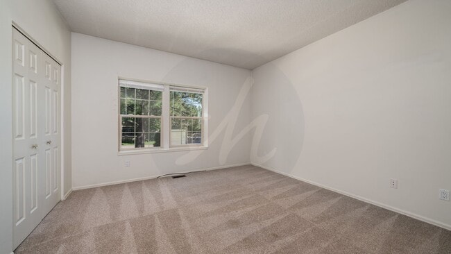 Building Photo - 2 Bedroom Rancher Townhome in Country Club...