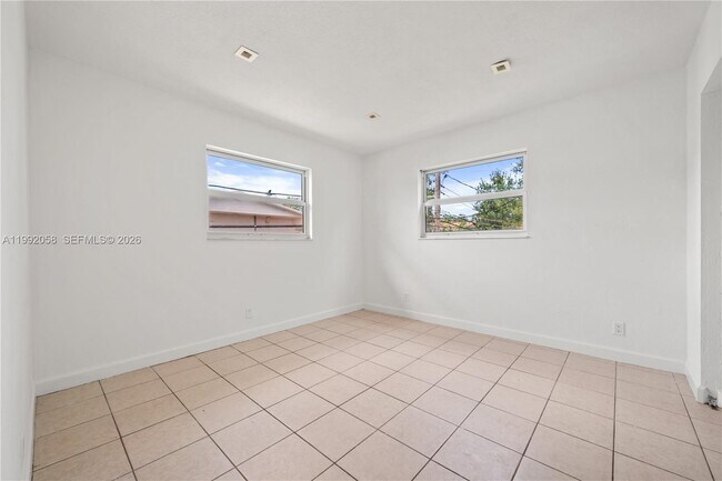 Building Photo - 608 SW 16th Ave