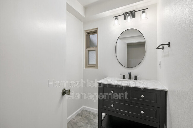 Building Photo - 4098 Valeta St