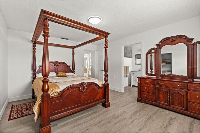 Building Photo - 710 116th Ave