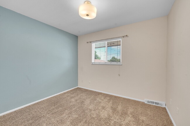 Building Photo - $2,550.00 - 4 Bedrooms, 2.5 Bathroom, Town...