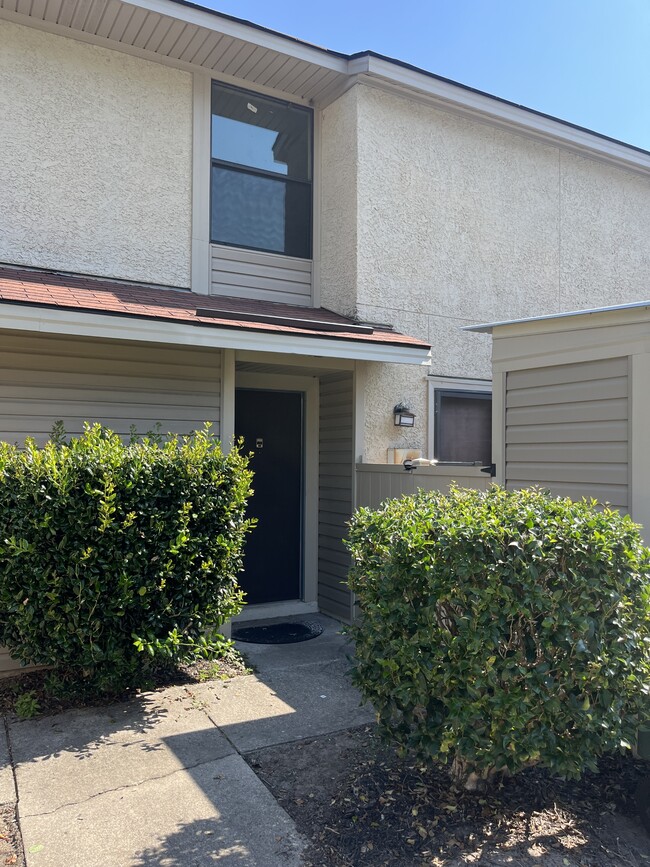 Primary Photo - 901 Olmstead Dr