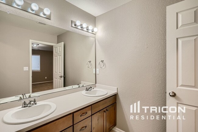 Building Photo - 14035 Hillrose Dr