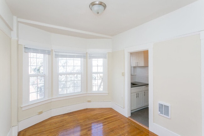Interior Photo - 1025 Post