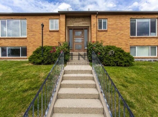 Building Photo - 615 Grand St E