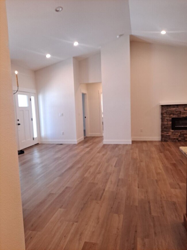 Building Photo - ALL PROSPECTIVE TENANTS MUST SUBMIT A $58 ...