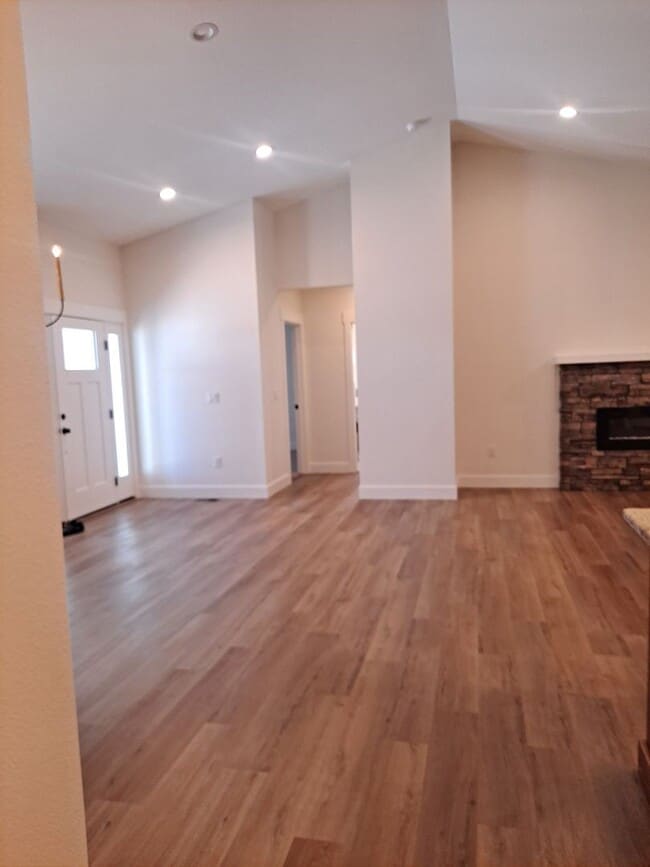 Building Photo - ALL PROSPECTIVE TENANTS MUST SUBMIT A $58 NON-REFUNDABLE APPLICATION FEE PER APPLICANT ONLINE AND...