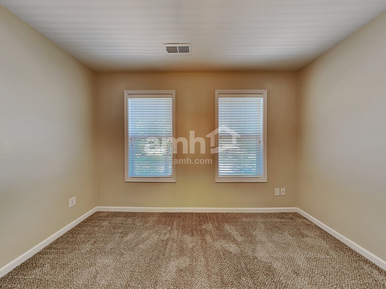 Building Photo - 152 Town Park Dr