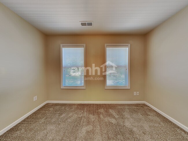 Building Photo - 152 Town Park Dr