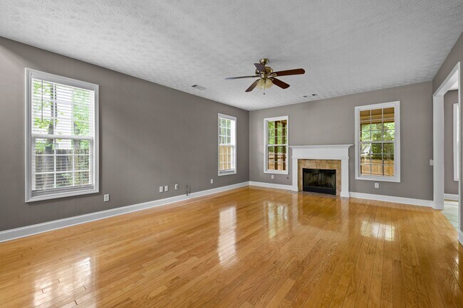 Building Photo - 4BR Home with Screened Porch Walkable to Downtown Senoia