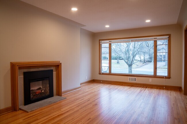 Building Photo - 3938 W 49th St