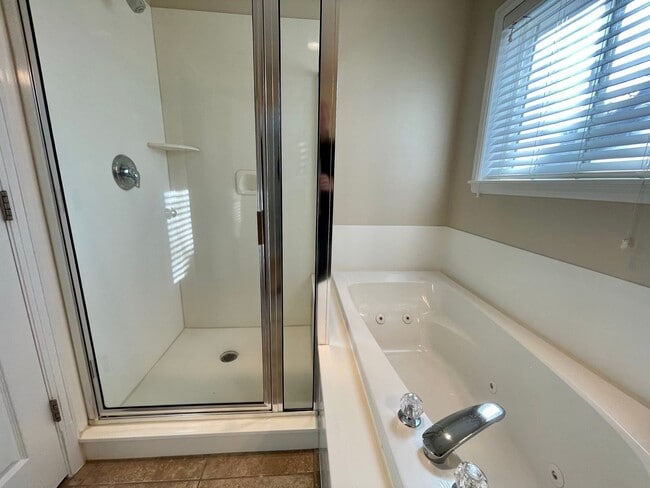 Building Photo - Spacious Midvale Townhome