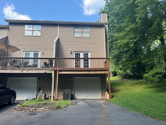 Building Photo - 625 Shadywood Ln