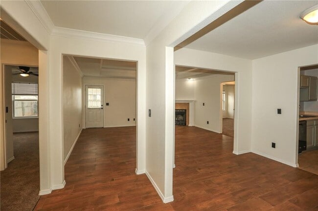 Building Photo - 900 SW River Rock St