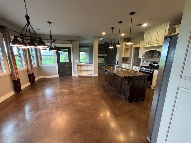 Building Photo - Need some space?? This is the place!!