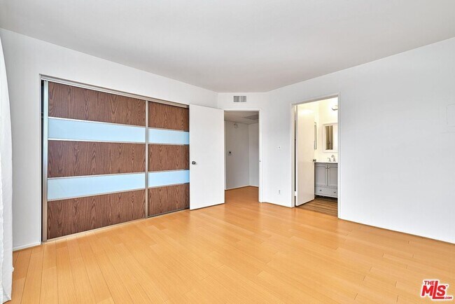 Building Photo - 326 S Manhattan Pl