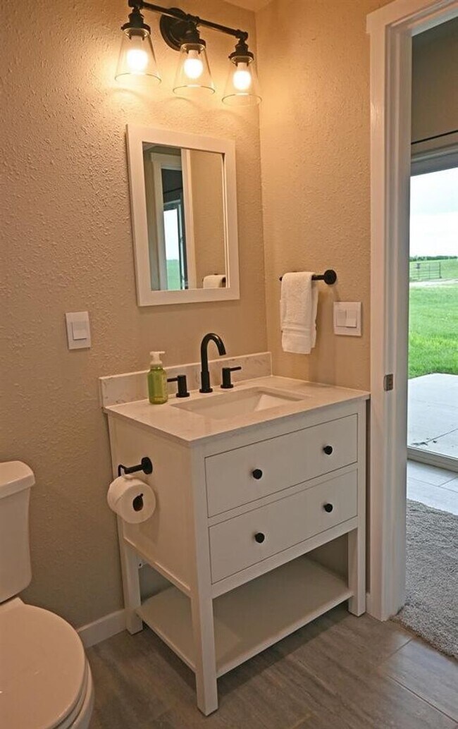 Building Photo - Spacious Elegance Meets Modern Comfort In ...