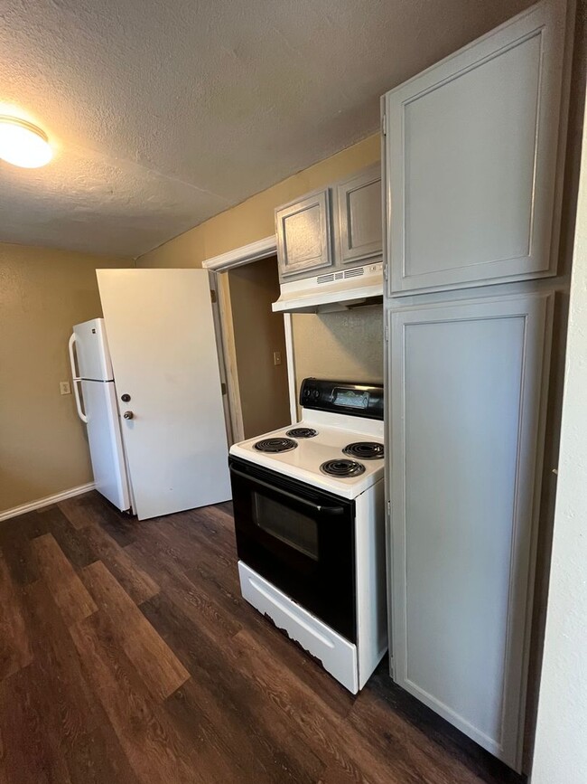 Building Photo - 4 bedroom 2 bath!