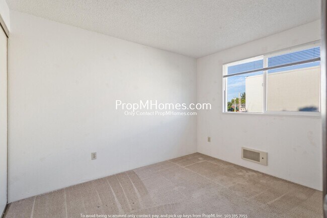Building Photo - Cozy Two Bedroom in Montavilla - Large Fen...