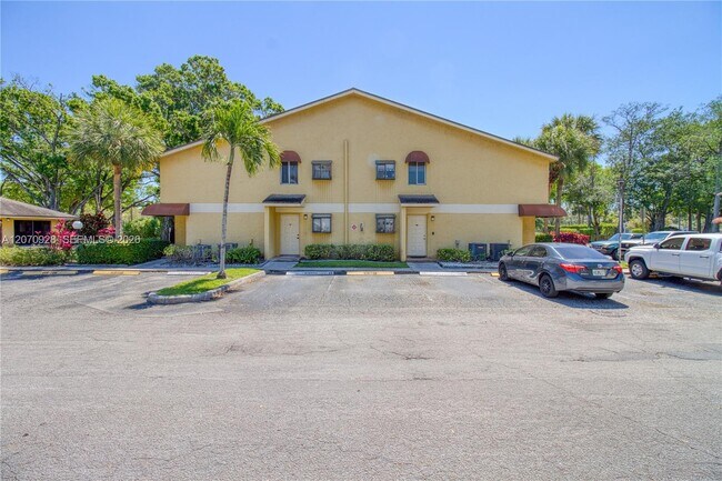 Building Photo - 3095 N Oakland Forest Dr
