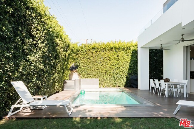 Building Photo - 1723 S Durango Ave