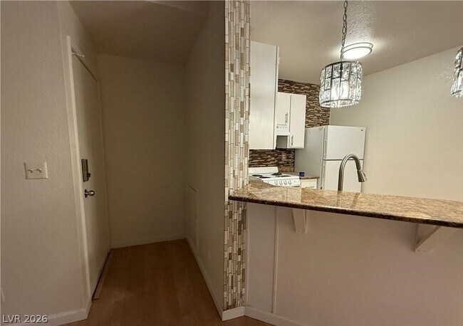 Building Photo - 460 Elm Dr