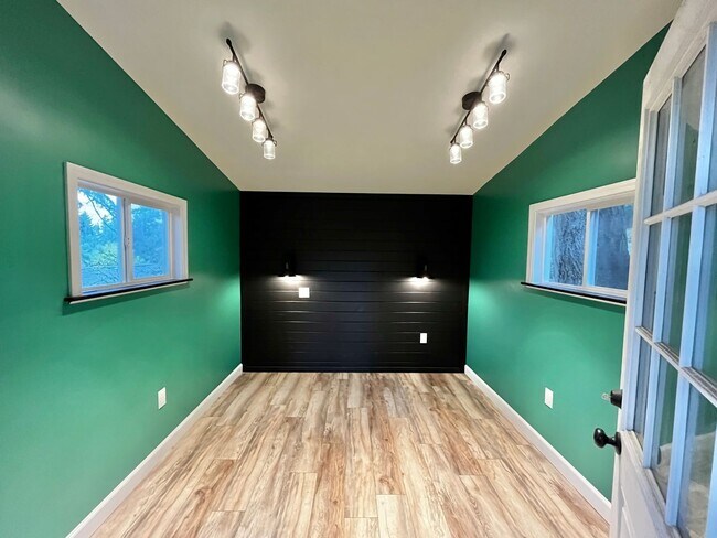 Building Photo - Cozy Bremerton Home on Large Corner Lot