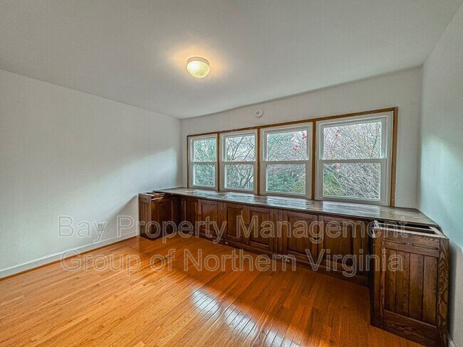 Building Photo - 4412 Volta Pl NW