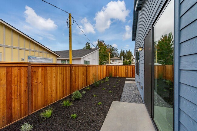 Building Photo - Bright and Beautiful 3 bedroom 2 full bathroom Home! Attached two car tandem garage with large en...