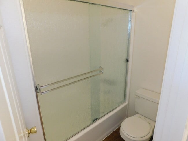 Building Photo - Lovely 2 BD 2.5 BA Two Story Townhouse