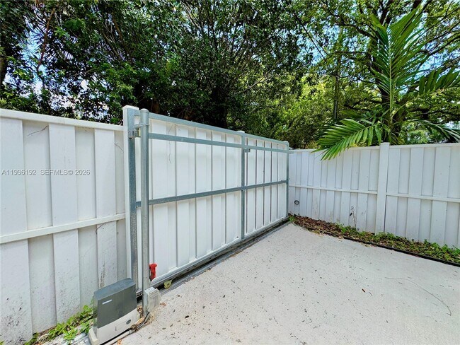 Building Photo - 504 SW 4th Ave