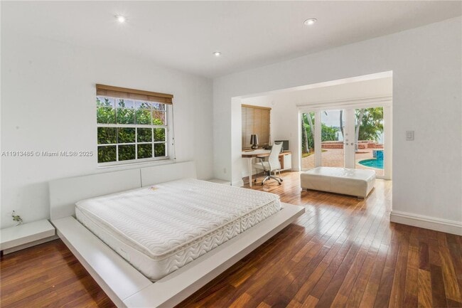 Building Photo - 1700 Bay Dr