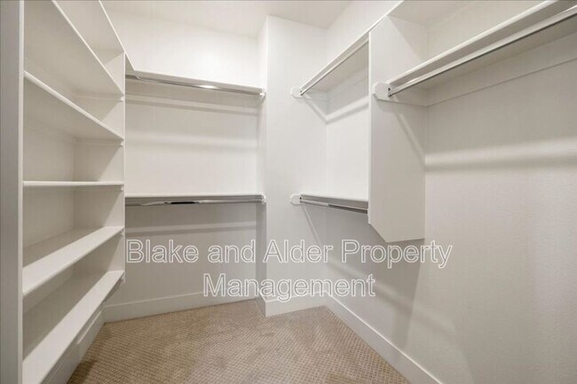 Building Photo - 496 NW Cascade Mountain Dr