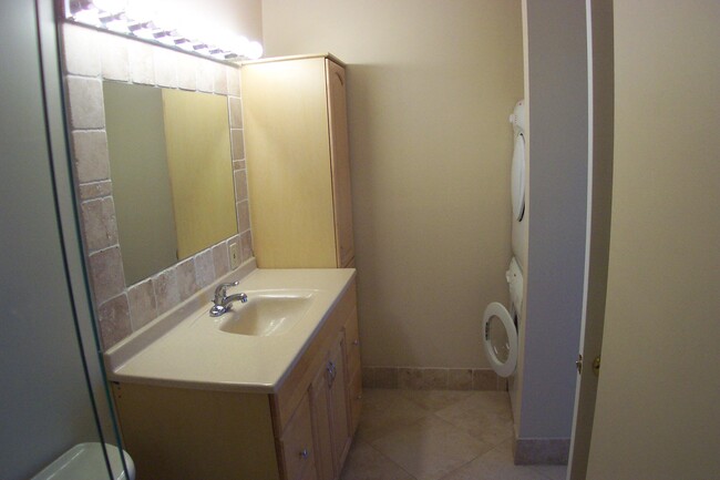 Building Photo - 531 W Kalmia Dr