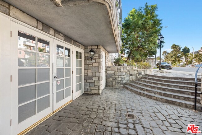 Building Photo - 2025 S Beverly Glen Blvd