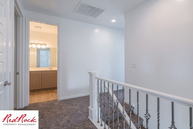 Building Photo - 3 Bedroom, 2.5 Bathroom Townhome in Ivins City