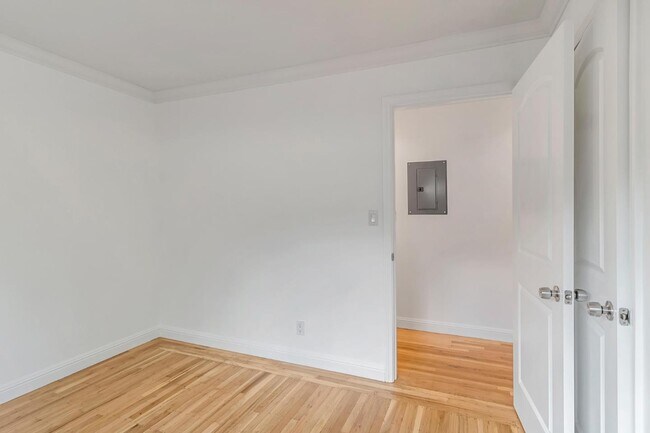 Building Photo - 123 Dunsmuir Way