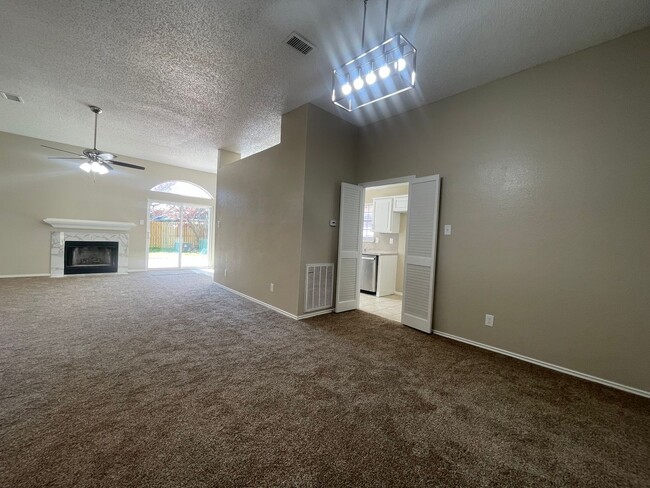 Building Photo - AVAILABLE NOW 3 Bedroom 2 Bath Home in For...