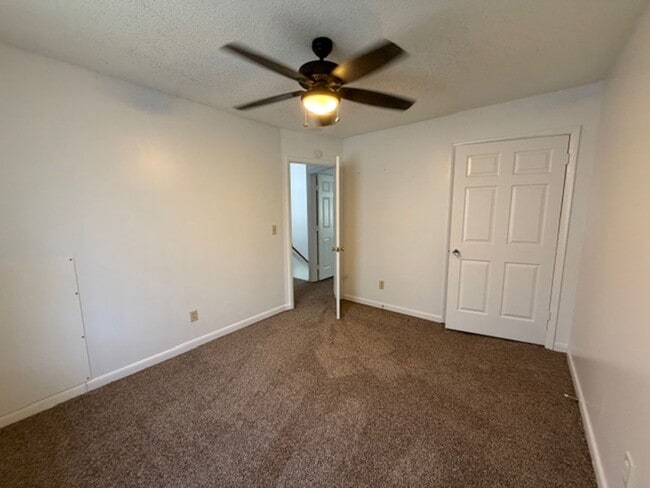 Building Photo - 2 Bedroom 1.5 Bath Duplex