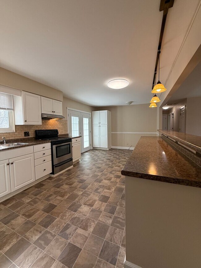 Building Photo - 3 Bedroom House Available Now!