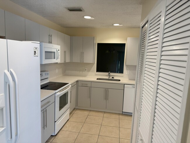 Building Photo - 1218 White Pine Dr