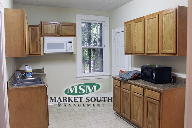 Building Photo - MIDTOWN BUGALOW