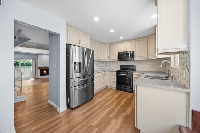 Building Photo - Bright, spacious Van Nuys 3-level townhome