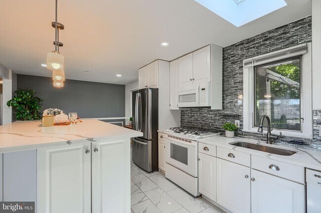 Building Photo - 520 White Oak Dr