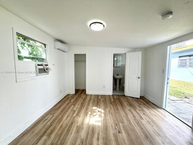 Building Photo - 1060 NW 116th St