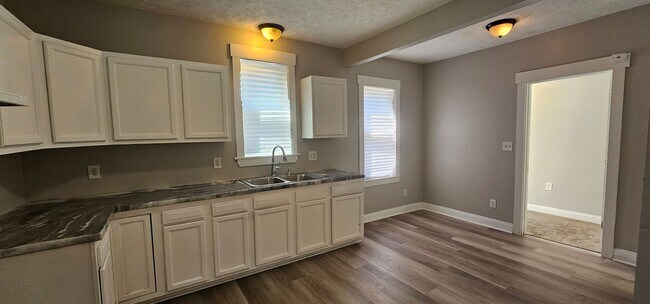 Building Photo - 4 Bed - 2 Bath - Single Family Home in Cleveland