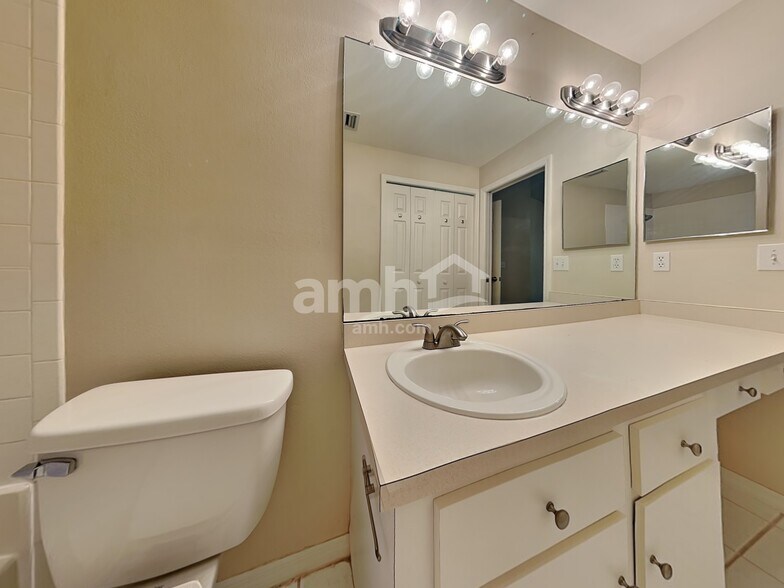 Building Photo - 17758 Oak Bridge St