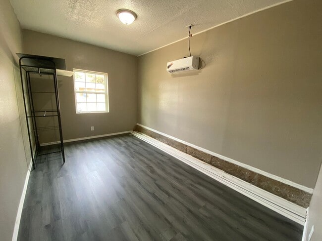 Building Photo - Charming 5 Bedroom House