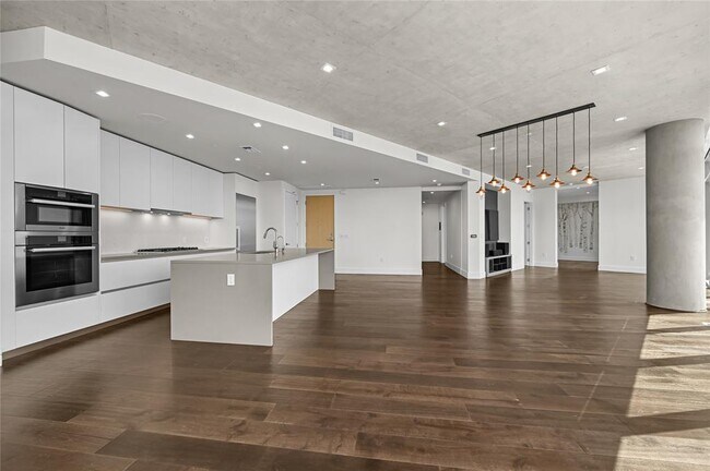 Building Photo - 501 West Ave
